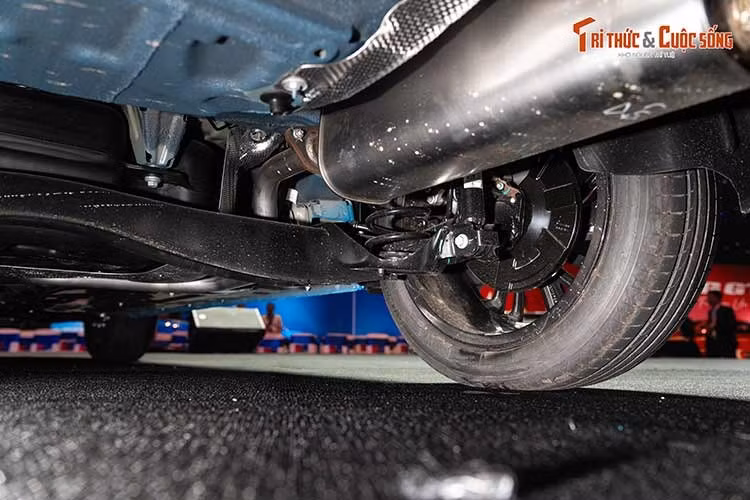Cấu hình động cơ giúp MG ZS thế hệ mới tăng tốc 0-100km/h trong 8,7 giây và đạt mức tiêu thụ nhiên liệu 4,53 lit/100km đường hỗn hợp. Bộ quản lý thông minh tự động chuyển đổi giữa các chế độ: chạy điện hoàn toàn (EV), Hybrid nối tiếp, Hybrid song song, chạy xăng trực tiếp và thu hồi năng lượng.