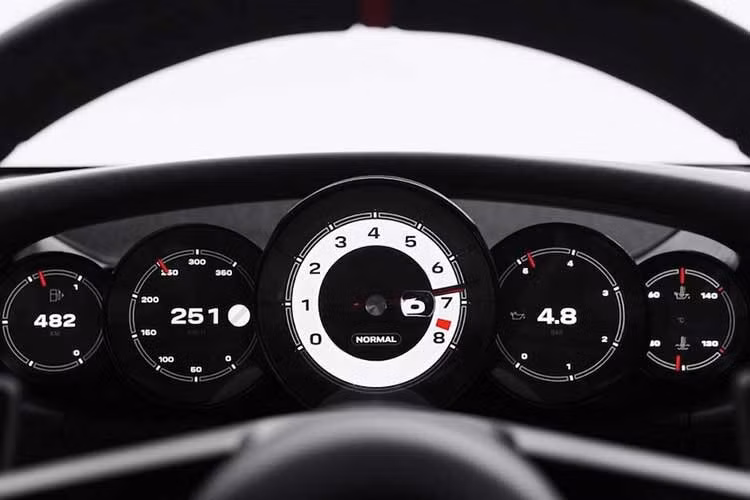 Tổng thể nội thất Mission S giống với 911 classic. Porsche loại bỏ màn hình trung tâm cố định và màn hình bên ghế phụ. Thay vào đó, xe trang bị hệ thống giá đỡ điện thoại tích hợp công nghệ MagSafe có thể giấu đi hoặc mở bật lên tuỳ thích.