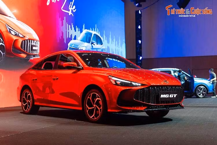 Phanh tay điện tử, chức năng Auto Hold và 6 túi khí cũng nằm trong danh sách trang bị được công bố. Tại thị trường Việt Nam, MG GT 2026 được phân phối với hai phiên bản bao gồm 1.5 Luxury và 1.5T Premium, cùng mức giá niêm yết lần lượt là 512 và 586 triệu đồng.