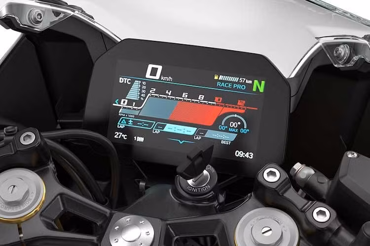 BMW F 450 RR sử dụng hộp số 6 cấp và xích tải X-ring nằm bên trái thân. Đáng chú ý, công nghệ ly hợp tự động Easy Ride Clutch (ERC) cho phép xe tự động ngắt/mở ly hợp theo vòng tua máy, giúp người lái không lo chết máy.