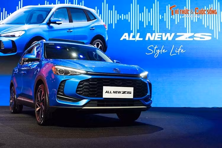 Với giá bán chỉ từ 668 triệu đồng (đã bao gồm VAT) tại Việt Nam, MG ZS 2026 được cho là sẽ tạo áp lực không nhỏ lên các đối thủ hạng B khác với hệ động lực hybrid như Toyota Yaris Cross (728 triệu đồng) hay Jaecoo J5 SHS-H (669 - 749 triệu đồng).