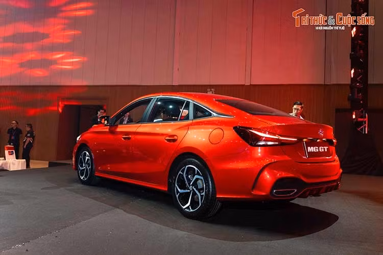 So với thiết kế sedan truyền thống của bản tiền nhiệm, MG GT lột xác theo phong cách fastback coupe trẻ trung hơn. Phần mái xe được vuốt thấp dần về phía sau nối liền với cốp, tạo nên phom dáng thanh thoát của một mẫu xe thể thao bốn cửa.