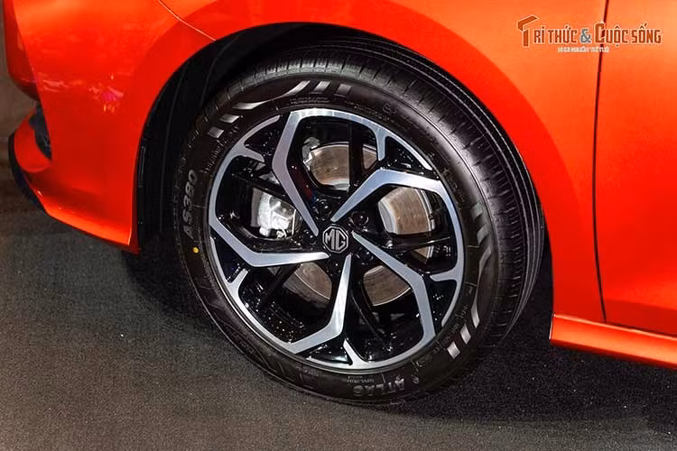Dọc thân xe của MG GT 2026 là đường gân dập nổi kéo dài, bộ mâm hợp kim 17 inch mang kiểu dáng thể thao và cùm phanh sơn đỏ nổi bật trên phiên bản Luxury. Phía sau xe được trang bị cụm đèn hậu LED tạo hình đường dệt ánh sáng cùng cản sau góc cạnh.