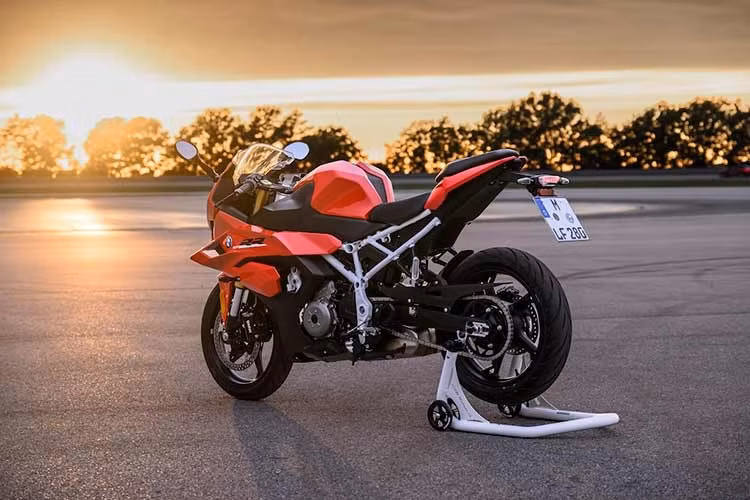Trái tim của F 450 RR là khối động cơ 2 xi-lanh song song dung tích 420cc làm mát bằng dung dịch, kết hợp cùng ống xả bằng thép không gỉ đặt dưới gầm. Động cơ này đạt công suất tối đa 35kW (48 mã lực) tại 8.750 vòng/phút và mô-men xoắn cực đại 43Nm tại 6.750 vòng/phút, trong đó 80% lực kéo xuất hiện ngay từ 3.000 vòng/phút.