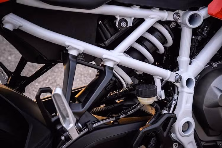 Bộ khung của F 450 RR có dạng ống thép không gỉ kết hợp các chi tiết rèn, sử dụng động cơ làm cơ cấu chịu lực để tăng độ cứng và tối ưu trọng lượng. Hệ thống treo trước là phuộc hành trình ngược KYB đường kính 43mm, phuộc sau KYB kết hợp gắp đôi nhôm đúc nguyên khối.