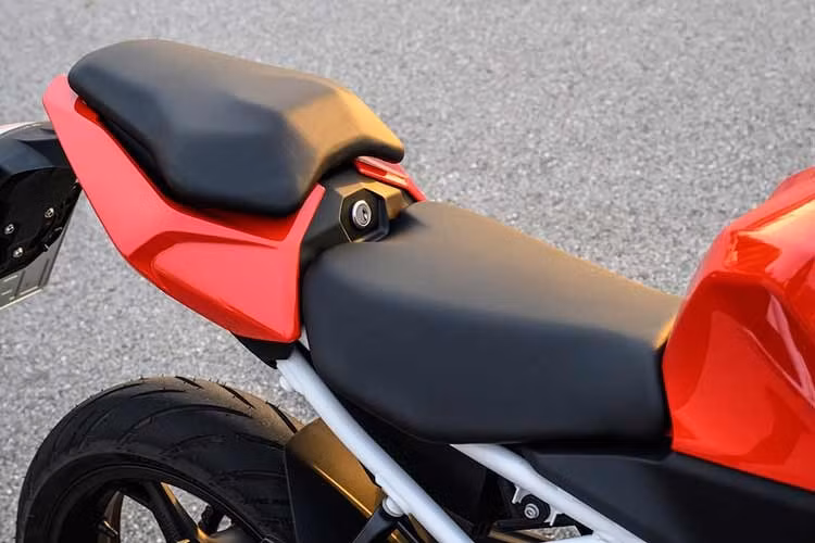 Với công nghệ mới, khi dừng hoặc di chuyển trong đô thị, BMW F 450 RR vẫn giữ được cần côn truyền thống khi cần điều khiển chủ động. Hệ thống hỗ trợ chuyển số nhanh Shift Assistant Pro cho phép tăng/giảm số không cần bóp côn.