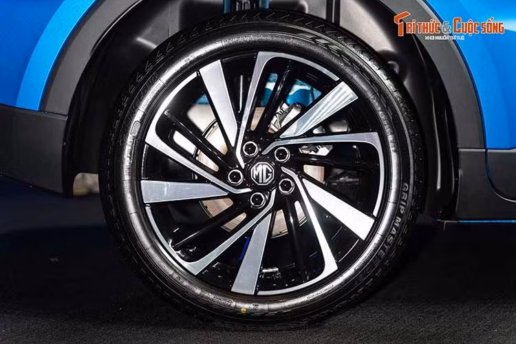 Xe có kích thước tổng thể dài x rộng x cao lần lượt là 4.430 x 1.818 x 1.635 mm, cùng chiều dài cơ sở đạt 2.610 mm. MG ZS 2026 mới vẫn duy trì kiểu dáng tổng thể của thế hệ trước. Các đường nét thân xe hướng đến phong cách thể thao hơn, kết hợp bộ mâm hợp kim 18 inch.
