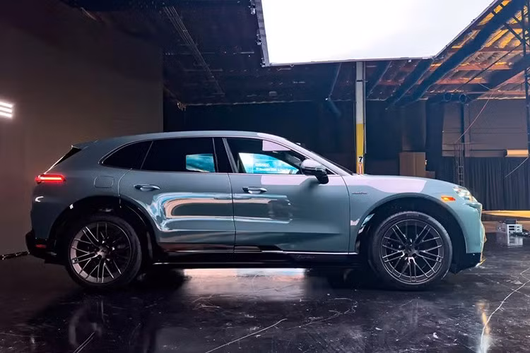 Mẫu xe SUV Porsche Cayenne Electric 2026 ra mắt với hai phiên bản cấu hình là Cayenne Electric và Cayenne Turbo Electric, cả hai đều sử dụng hệ dẫn động 4 bánh toàn thời gian với hai mô-tơ điện. Đáng chú ý nhất là phiên bản cao cấp Turbo Electric có giá 163.000 USD.