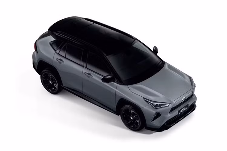 Toyota Yaris Cross HEV NightShade 2026 mới được trang bị bộ mâm hợp kim 18 inch đen bóng, gương chiếu hậu, viền đèn sương mù, viền cửa sổ, giá nóc và cánh gió sau đều được sơn đen đồng bộ.
