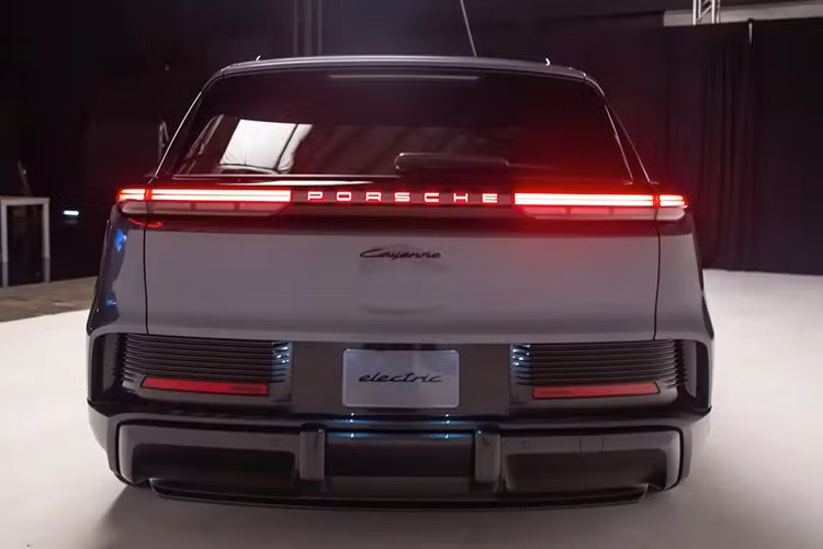 Về ngoại hình, Porsche đã tinh chỉnh Cayenne Electric với những đường nét sắc sảo gợi nhớ đến Macan EV. Nắp ca-pô được hạ thấp, cụm đèn pha thanh mảnh hơn và đặc biệt là cửa kính không viền tạo vẻ sang trọng. Đuôi xe với dải đèn hiệu ứng 3D và dòng chữ Porsche phát sáng. Nhờ các chi tiết khí động học chủ động như cánh gió thông minh và gầm xe phẳng, hệ số cản gió của xe chỉ đạt 0,25, biến nó thành một trong những chiếc SUV lướt gió tốt nhất phân khúc.