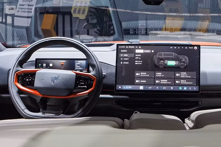 Bên trong, xe được trang bị màn hình giải trí 15,6 inch, cụm đồng hồ kỹ thuật số và head-up display 70 inch, những trang bị hiện đại hiếm thấy trong phân khúc. Basecamp còn tích hợp hơn 30 cảm biến và camera, cùng một LIDAR trên nóc để hỗ trợ hệ thống hỗ trợ lái nâng cao.