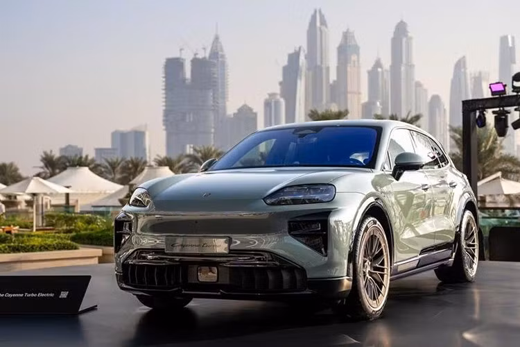Theo kế hoạch, những chiếc Cayenne Electric 2026 đầu tiên sẽ đến tay khách hàng Mỹ vào cuối mùa hè năm 2026. Tuy nhiên, những tín đồ của động cơ đốt trong không cần quá lo lắng, bởi Porsche xác nhận các phiên bản máy xăng và hybrid cắm sạc vẫn sẽ tiếp tục được sản xuất và bán song song cho đến những năm 2030.