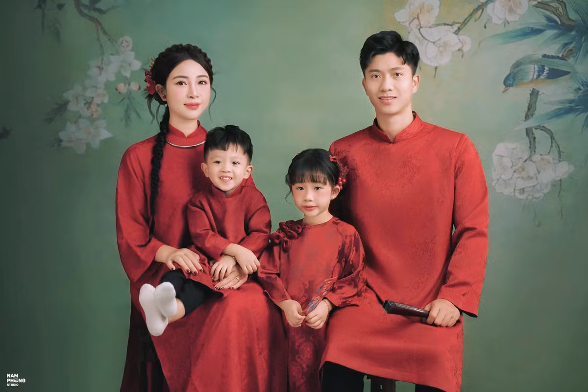Dù bận rộn công việc, Nhật Linh vẫn dành nhiều thời gian chăm sóc gia đình nhỏ và hai con chung với Phan Văn Đức – bé Dâu Tây và Khoai Tây.