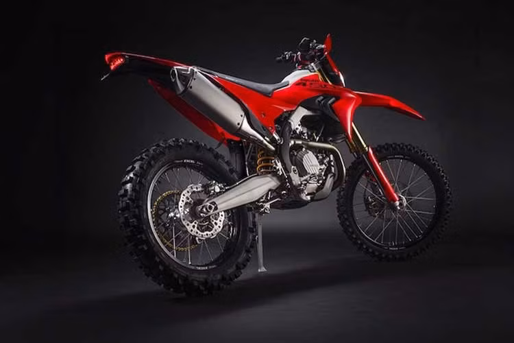 Theo lời chia sẻ của tay đua Tony Cairoli, mẫu xe cào cao này hiện đã được hãng công bố hình ảnh bản thương mại chính thức cùng tên gọi cuối cùng là Ducati Desmo450 EDS 2026. Xe sử dụng nền tảng xe địa hình hàng đầu của Ducati làm cơ sở, trang bị tất cả các chi tiết enduro thông thường bao gồm bánh sau 18 inch, chân chống bên...