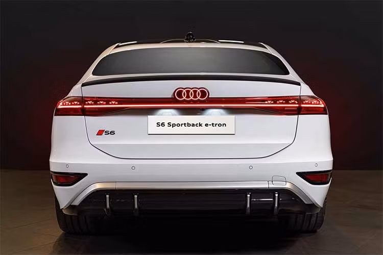 Audi S6 Sportback e-tron được nhập khẩu từ nhà máy Ingolstadt (Đức) và bắt đầu bán ra tại Việt Nam từ tháng 5/2026 với giá khởi điểm từ 4,199 tỷ đồng. Khách hàng mua xe có thể lựa chọn gói sạc miễn phí trong 2 năm tại hệ thống trạm sạc EVONE hoặc bộ sạc tại nhà 22kW kèm chi phí lắp đặt.
