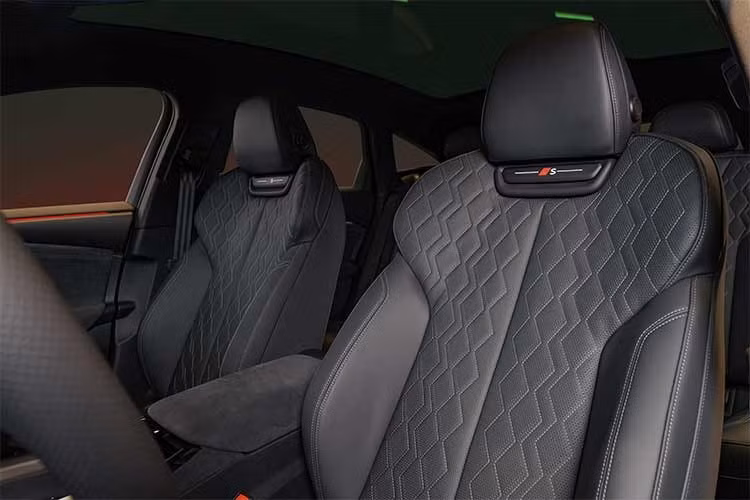 Audi S6 Sportback e-tron được phát triển trên nền tảng PPE (Premium Platform Electric) mới, sử dụng hệ dẫn động quattro cùng hai mô-tơ điện, hướng đến nhóm khách hàng mong muốn chuyển sang xe điện nhưng vẫn duy trì trải nghiệm vận hành thể thao, khả năng tăng tốc mạnh mẽ và tính tiện nghi trong sử dụng hàng ngày.