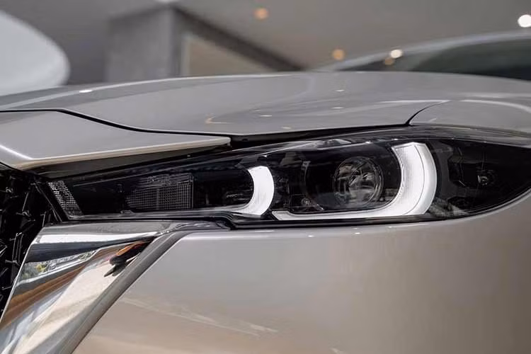 Sau động thái điều chỉnh của nhà sản xuất, Mazda CX-8 hiện có giá dao động từ 899 triệu đến 1,149 tỷ đồng. Có thể thấy mẫu xe này sở hữu giá khởi điểm rẻ hơn cả một số mẫu SUV cỡ C như Honda CR-V và Subaru Forester. Ngoài ra, Mazda CX-8 2.5 Luxury mới còn rẻ hơn bản cao cấp của người anh em CX-5 dù nằm ở phân khúc cao hơn với kích thước lớn hơn.