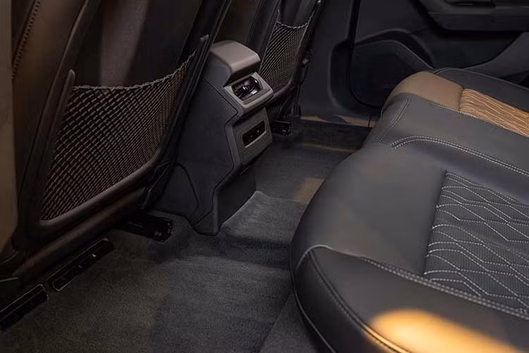 Theo công bố từ Audi Việt Nam, mẫu xe có phạm vi hoạt động tối đa lên tới 678 km theo chuẩn WLTP. Xe sử dụng kiến trúc điện 800V, hỗ trợ sạc nhanh DC công suất tối đa 270 kW, cho phép sạc pin từ 10% lên 80% trong khoảng 21 phút trong điều kiện tối ưu.