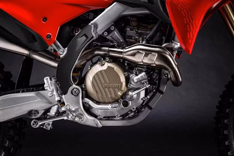 Về thiết kế, 450 Desmo EDS trông uyển chuyển hơn các mẫu "cào cào" khác, với đèn pha LED đơn giản hình cánh chim khá giống Streetfighter. Ngoài ra, Ducati cũng tinh chỉnh các chi tiết nhỏ trên xe như chắn gót chân, bảo vệ xy-lanh phanh sau, che nhông xích, đồng hồ nhỏ gọn và ổ khóa được giấu khá gọn gàng.