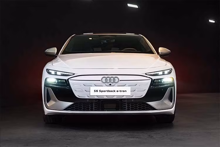 Sự xuất hiện của Audi S6 Sportback e-tron không chỉ mở rộng danh mục xe điện của Audi tại Việt Nam mà còn tạo thêm lựa chọn đáng chú ý trong phân khúc sedan điện hạng sang hiệu suất cao – nơi đang ngày càng cạnh tranh với sự xuất hiện của nhiều thương hiệu xe sang châu Âu.