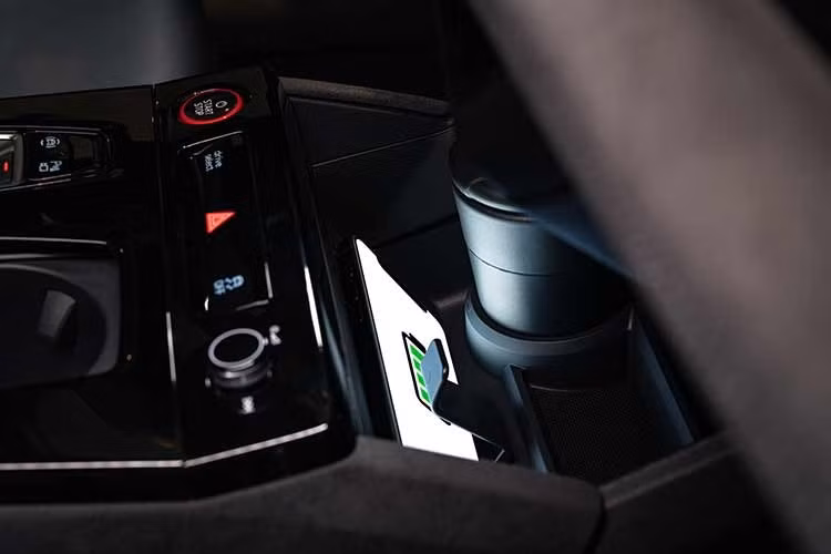 Ở khả năng vận hành, Audi S6 Sportback e-tron sở hữu công suất tối đa 370 kW và có thể tăng lên 405 kW khi kích hoạt Launch Control. Xe tăng tốc 0-100 km/h trong khoảng 3,9 giây trước khi đạt tốc độ tối đa giới hạn điện tử ở mức 240 km/h.
