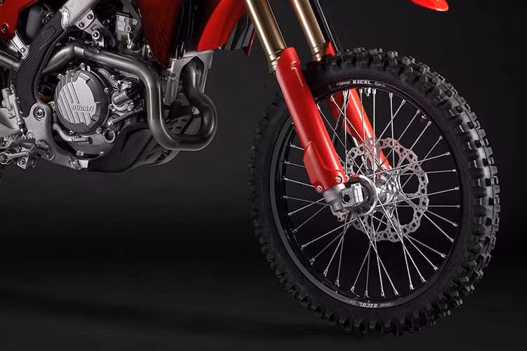 Động cơ của mẫu xe cào cào thương mại đầu tiên của Ducati có thể sẽ được kết hợp với hộp số 6 cấp tỷ số truyền rộng thông thường và một lần nữa dựa theo thông số kỹ thuật của Desmo450 MX, xe có thể sẽ được trang bị hệ thống sang số nhanh.