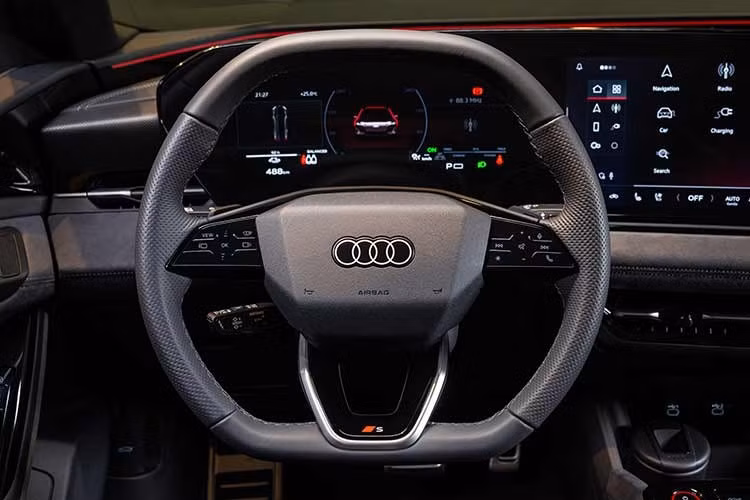 Không gian nội thất được phát triển theo triết lý số hóa, với cụm màn hình cong Audi MMI panoramic display sử dụng công nghệ OLED. Hệ thống này bao gồm bảng đồng hồ kỹ thuật số Audi virtual cockpit 11,9 inch và màn hình trung tâm cảm ứng 14,5 inch. Ngoài ra, xe còn có màn hình riêng 10,9 inch dành cho hành khách phía trước.