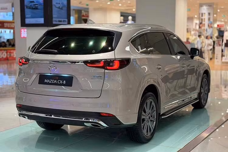 Như vậy, CX-8 là mẫu xe Mazda tiếp theo được bổ sung bản tiêu chuẩn mới rẻ hơn. Trước đó, vào hồi tháng 4/2026, hãng Mazda đã áp dụng công thức tương tự cho dòng xe CX-5. Tương tự CX-5, Mazda CX-8 bản tiêu chuẩn mới sẽ bị cắt một số trang bị để giảm giá bán. Theo nhân viên tư vấn bán hàng tại đại lý, xe sẽ thiếu phim cách nhiệt dán sẵn và cảm biến áp suất lốp. Nếu muốn lắp những trang bị này, khách hàng sẽ phải trả thêm tiền.