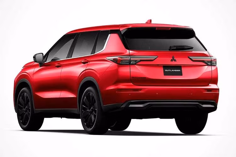 Một thay đổi đáng chú ý khác nằm ở phần đầu xe khi Mitsubishi chuyển sang sử dụng lưới tản nhiệt màu đen kết hợp logo tối màu, trong khi viền chrome quanh lưới tản nhiệt và cửa sổ vẫn được giữ lại. Phiên bản Black Edition mới đồng thời có mức tiêu thụ nhiên liệu cải thiện nhờ hệ dẫn động cầu trước.