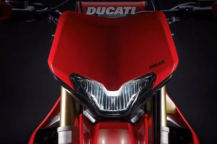 Ducati Desmo450 EDS 2026 sở hữu bình xăng lớn 8,5 lít (tăng 1,3 lít so với bản motocross chuyên nghiệp Desmo450 MX) và bảo vệ tay nắm. Động cơ desmodromic 449,6cc của Ducati vẫn được giữ nguyên, và mặc dù thông số hiệu suất vẫn chưa được xác nhận, dự đoán công suất thực tế sẽ bị hạn chế hơn so với Desmo450 MX.