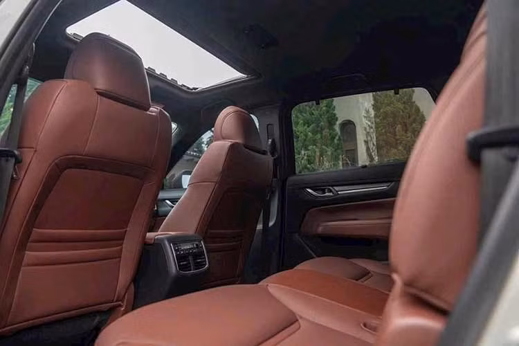 "Trái tim" của xe là động cơ xăng 4 xi-lanh, hút khí tự nhiên, dung tích 2.5L, tạo ra công suất tối đa 188 mã lực và mô-men xoắn cực đại 252 Nm. Động cơ kết hợp với hộp số tự động 6 cấp, hệ dẫn động cầu trước FWD hoặc hệ dẫn động 4 bánh toàn thời gian AWD, tùy phiên bản.