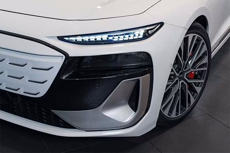 Điểm đáng chú ý nằm ở khả năng tối ưu khí động học khi mẫu xe đạt hệ số cản gió chỉ 0,21 Cd – mức thấp nhất từng xuất hiện trên một mẫu xe thương mại của Audi. Đây là yếu tố góp phần cải thiện hiệu suất vận hành cũng như tối ưu phạm vi hoạt động cho xe điện.