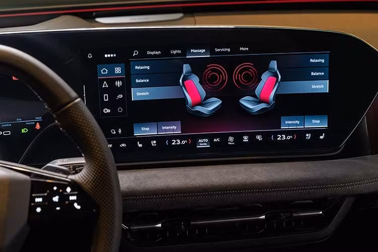 Audi cũng tích hợp nhiều công nghệ hỗ trợ người lái và tiện nghi cao cấp trên S6 Sportback e-tron như màn hình hiển thị thực tế tăng cường AR Head-up Display, chế độ Active Privacy Mode cho màn hình hành khách, hệ thống âm thanh Bang &amp; Olufsen 16 loa công suất 705W, ghế trước tích hợp massage, sưởi và làm mát.