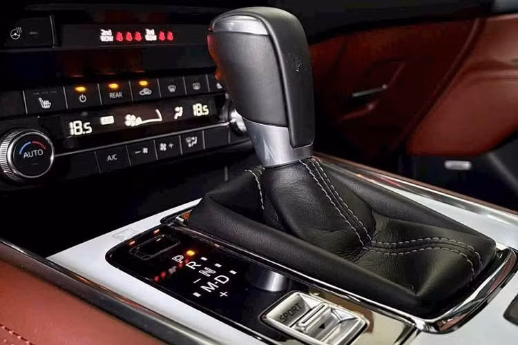 Về ngoại hình, Mazda CX-8 2026 thế hệ mới vẫn duy trì triết lý thiết kế tinh giản nhưng sang trọng. Điểm nhấn nằm ở lưới tản nhiệt với các thanh nan mạ crom dạng “Signature Wings”, kết hợp cụm đèn pha LED thích ứng hiện đại. Thân xe nổi bật với bộ mâm 19 inch thiết kế Goshintai mới...