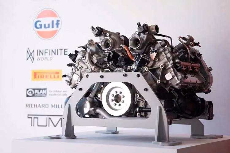 Chiếc coupe này có thể tăng tốc từ 0-100km/h chỉ trong ba giây, trước khi đạt tốc độ tối đa 330km/h. Hơn nữa, Artura có thể di chuyển 33km chỉ bằng năng lượng điện. Giám đốc điều hành của McLaren, Nick Collins, cho biết: “Xe đua và xe đường phố luôn được định hình bởi cùng một tư duy tại McLaren, và McLaren Artura 1000GP do MSO sản xuất là sự tôn vinh nền tảng chung đó.”