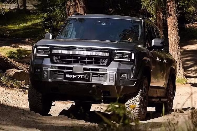 Nội thất tương tự SUV G700 với màn hình điều khiển chính nổi 15,6 inch cùng với màn hình hiển thị liên tục 35,4 inch. Các thành phần trực quan này hoạt động trên hệ điều hành Zongheng chuyên dụng. Mức giá xe Chery Jetour Zongheng F700 PHEV hiện vẫn chưa được công bố chính thức.