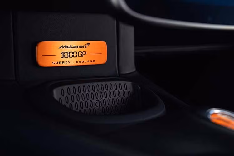Ngoài ra, Artura 1000GP còn có một đường kẻ sọc màu cam trên bộ chia gió phía trước và bộ khuếch tán phía sau. Người mua cũng sẽ tìm thấy một tấm bảng kim loại hình quả đu đủ đặc biệt bên trong, để ăn mừng "thành tích xuất sắc".
