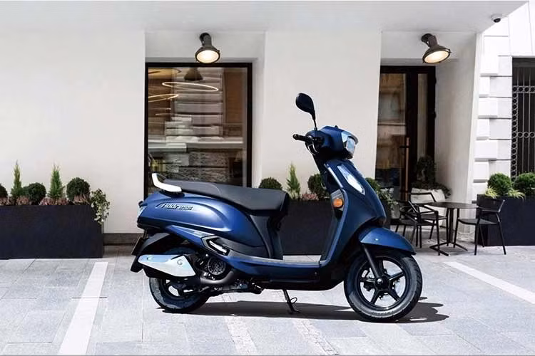Với kích thước dài 1.880 mm, rộng 690 mm, cao 1.155 mm cùng chiều dài cơ sở 1.260 mm, Address 125 2026 vẫn là một trong những mẫu xe tay ga có kích thước gọn gàng trong phân khúc 125 cc. Chiều cao yên chỉ 770 mm kết hợp với trọng lượng 108 kg giúp việc điều khiển xe trở nên nhẹ nhàng trên phố.