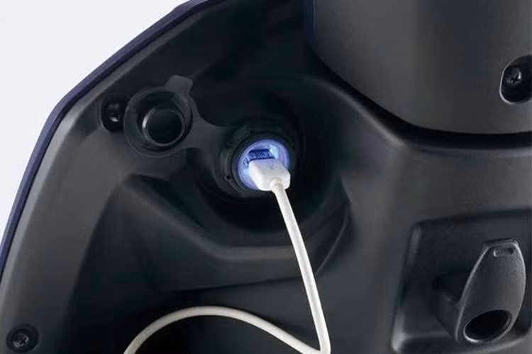 Xe còn có hai ngăn chứa đồ phía trước , đủ rộng để để chai nước, ví hoặc điện thoại, kèm theo một cổng sạc USB tiện lợi cho nhu cầu sạc thiết bị di động khi di chuyển. Suzuki cũng bổ sung móc treo đồ gấp gọn ở phía trước, một chi tiết nhỏ nhưng vô cùng hữu ích
