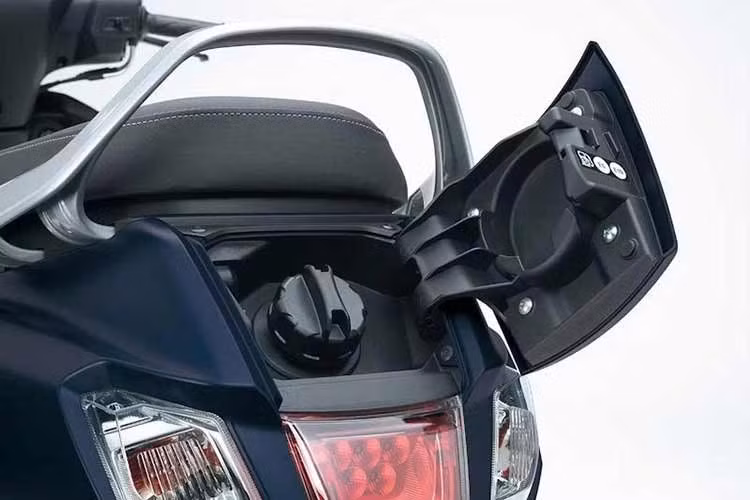 Phía sau, đèn hậu LED được tạo hình mềm mại nhưng vẫn sắc sảo, giúp phần đuôi xe trở nên cuốn hút và dễ dàng nhận diện trên phố. Với bình xăng dung tích 5,3 lít , xe hoàn toàn có thể di chuyển trên 250 km chỉ với một lần đổ đầy, đáp ứng tốt nhu cầu đi lại trong đô thị mà không phải lo lắng nhiều về chi phí nhiên liệu.