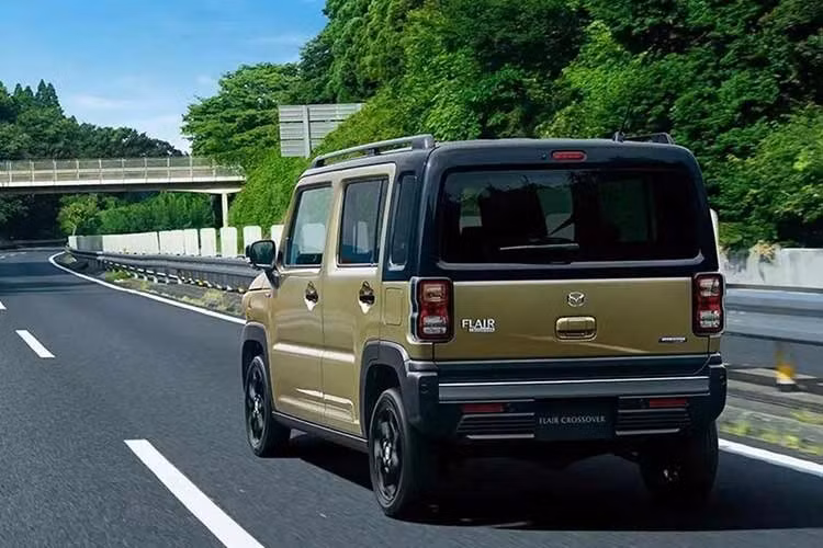 Mẫu xe kei car Mazda Flair Crossover 2027 này có thể khá xa lạ với người tiêu dùng ngoài Nhật Bản bởi thực chất đây là phiên bản đổi logo của Suzuki Hustler. Mẫu xe của Suzuki cũng vừa trải qua đợt nâng cấp tương tự cách đây không lâu.