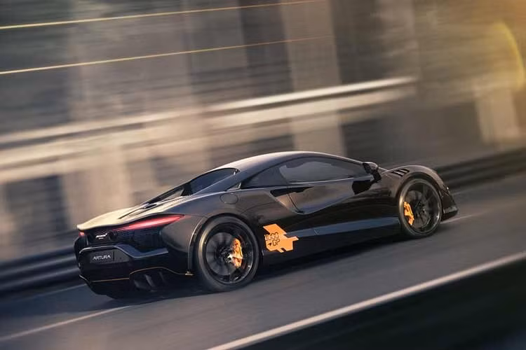 Câu chuyện của McLaren được bắt đầu từ năm 1963. Bruce McLaren đã thành lập đội đua của riêng mình với một đội ngũ độc lập, nhỏ gọn cùng một triết lý rõ ràng về hành động nhanh chóng, gắn kết chặt chẽ và chế tạo tốt hơn.Hơn 60 năm sau, chính tư duy đó vẫn tiếp tục định hình và dẫn dắt toàn bộ doanh nghiệp cho đến ngày hôm nay.