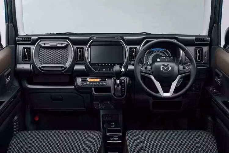 Khoang nội thất của Mazda Flair Crossover 2027 phần lớn được giữ nguyên bởi trọng tâm của đợt nâng cấp lần này là hệ thống an toàn. Xe được trang bị hệ thống an toàn chủ động Dual Sensor Brake Support II nâng cấp của Suzuki, kết hợp camera đơn với radar sóng milimet. Hệ thống này được cho là cải thiện khả năng nhận diện người đi bộ và xe máy, đồng thời mở rộng phạm vi hoạt động tại các giao lộ đông đúc.