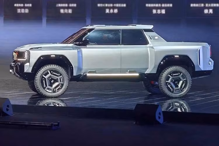 Kiến trúc hybrid cắm điện tích hợp hệ thống truyền động Kunpeng Super Hybrid CDM-O của Chery với động cơ hybrid 2.0TD chuyên dụng. Hệ thống được thiết kế này cung cấp công suất 155kW và mô-men xoắn 340Nm, với hiệu suất nhiệt tối ưu đạt 45,5%. Khả năng vận hành địa hình hạng nặng dựa trên khung gầm tích hợp cường độ cao kết hợp với hệ thống treo trước độc lập tay đòn kép.