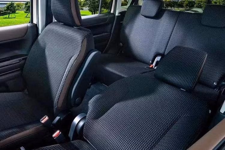Danh mục động cơ vẫn gồm 2 tùy chọn máy xăng 3 xi-lanh, dung tích 660 cc, kết hợp với hệ thống mild-hybrid quen thuộc, đi cùng hộp số vô cấp CVT và hệ dẫn động cầu trước hoặc bốn bánh. Phiên bản hút khí tự nhiên sản sinh công suất tối đa 48 mã lực trong khi con số tương ứng của phiên bản tăng áp là 63 mã lực.