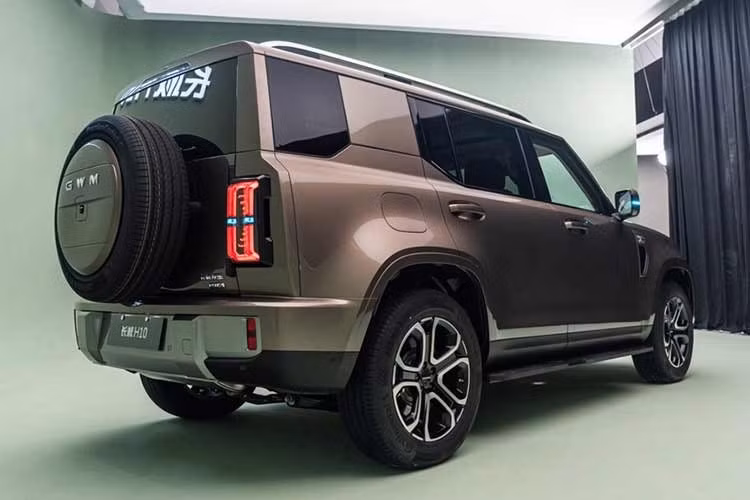 Haval GWM H10 sở hữu đèn pha lớn, vuông vức ở phía trước, cảm biến LiDAR trên nóc xe, cột trụ màu đen và cửa hậu mở ra ngoài với bánh xe dự phòng kích thước đầy đủ được gắn trên đó. Các điểm nổi bật khác bao gồm tay nắm cửa truyền thống, giá nóc, gương chiếu hậu lớn và dè vuôgn vức. Vòm bánh xe của H10 không có viền nhựa màu xám, vì mẫu xe này hướng đến phân khúc cao cấp.