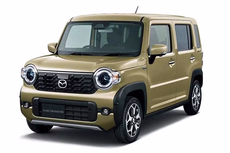 Kích thước của xe cho thấy đây là một mẫu xe cực kỳ nhỏ gọn. Cụ thể, mẫu SUV này sở hữu chiều dài chỉ 3.395 mm, ngắn hơn cả Mazda MX-5 (3.915 mm). Xe có chiều rộng 1.475 mm, chiều cao 1.680 mm và chiều dài cơ sở 2.460 mm, các thông số được quy định bởi tiêu chuẩn dành cho xe kei car tại Nhật Bản.