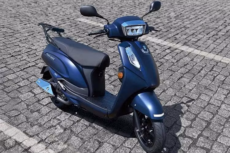 Ở thế hệ mới, Suzuki Address 125 xuất hiện với ngôn ngữ thiết kế mềm mại hơn với thân xe tròn trịa mang cảm giác thanh lịch. Những gam màu như Trắng Ngọc Trai hay Xanh Băng Giá càng làm nổi bật tinh thần hoài cổ mà Suzuki hướng đến: một kiểu đẹp nhẹ nhàng, không phô trương nhưng vẫn đủ tinh tế để thu hút ánh nhìn khi dừng đèn đỏ.