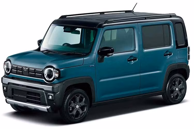 Cùng với Suzuki Hustler, mẫu xe Mazda này còn là một trong những mẫu xe dễ tiếp cận nhất tại thị trường Nhật Bản hiện nay. Tuy nhiên, giá bán của Mazda Flair Crossover 2027 vẫn cao hơn người anh em mang thương hiệu Suzuki ở mọi phiên bản (1.599.400-2.097.700 Yên, tương đương 320-419 triệu đồng).