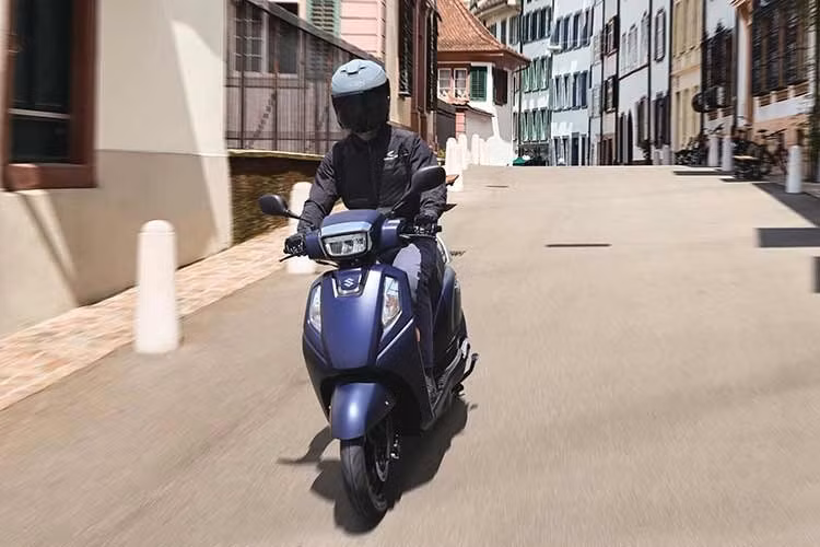 Theo thông tin được công bố, xe sử dụng phanh đĩa ở cả bánh trước và bánh sau. Bộ vành đi kèm lốp trước kích thước 90/90-12 và lốp sau 90/100-10. Tổng thể cấu hình vẫn hướng đến khả năng vận hành bền bỉ, dễ bảo dưỡng... mức giá xe Suzuki Address 125 2026 được niêm yết 280.500 yên tại Nhật bản (khoảng 45,6 triệu đồng).